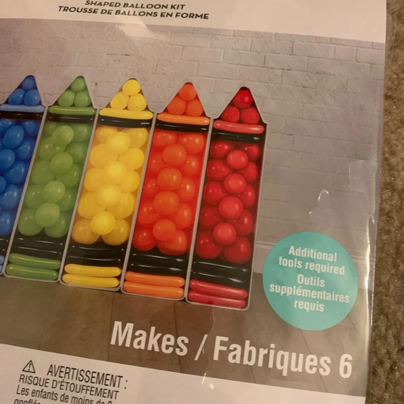 Celebrate It shaped crayon balloon kit - Picture 4 of 5
